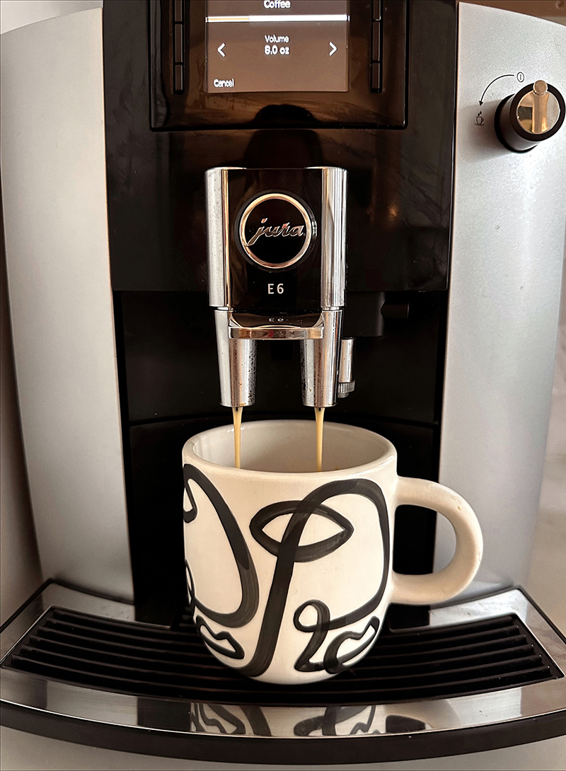 Wow. That is one fancy coffee maker!  Coffee brewer, Coffee maker, Coffe  machine